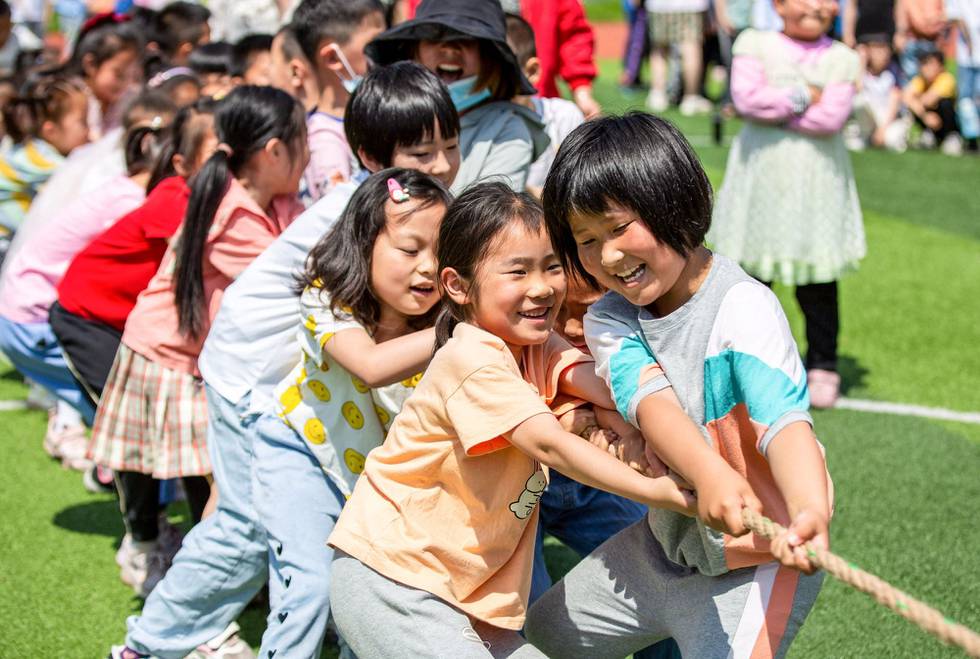 Få barn: Selv om Kina har åpnet for tre barn, er det få kinesere som ønsker å ha det. Om få år forbigås Kina som verdens mest folkerike land. Her fra en barneskole i Haian i Jiangsu-provinsen.