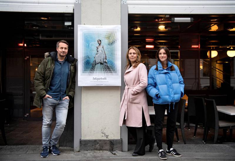 – Vi opplever ikke at plakatbildet sier at sykdommen er noe vakkert, svarer regissør Margreth Olin på kritikken som reises mot markedsføringen. Her sammen med medregissørene Katja Høgset og Espen Wallin.