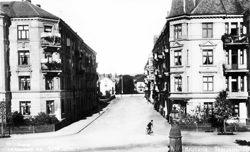 Villa- og leiegårdsbebyggelse i Oslo vest cirka 1920. På tvers i forgrunnen Løvenskiolds gate, i midten Tors gate, på tvers i bakgrunnen Eckersberg gate hvor villaen familien Borgen bodde i fra 1903–1908, fortsatt ligger.