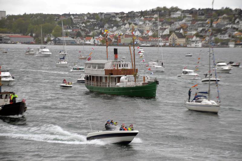 DS «Oscar II», som i perioden 1885–1955 var lokalrutebåt i fart i Ryfylke, og fram til 1952 stort sett kun i rute mellom Stavanger og Sandnes og på Høgsfjorden. Praktbåten deltok også i kortesjen. Foto: Stein Roger Fossmo