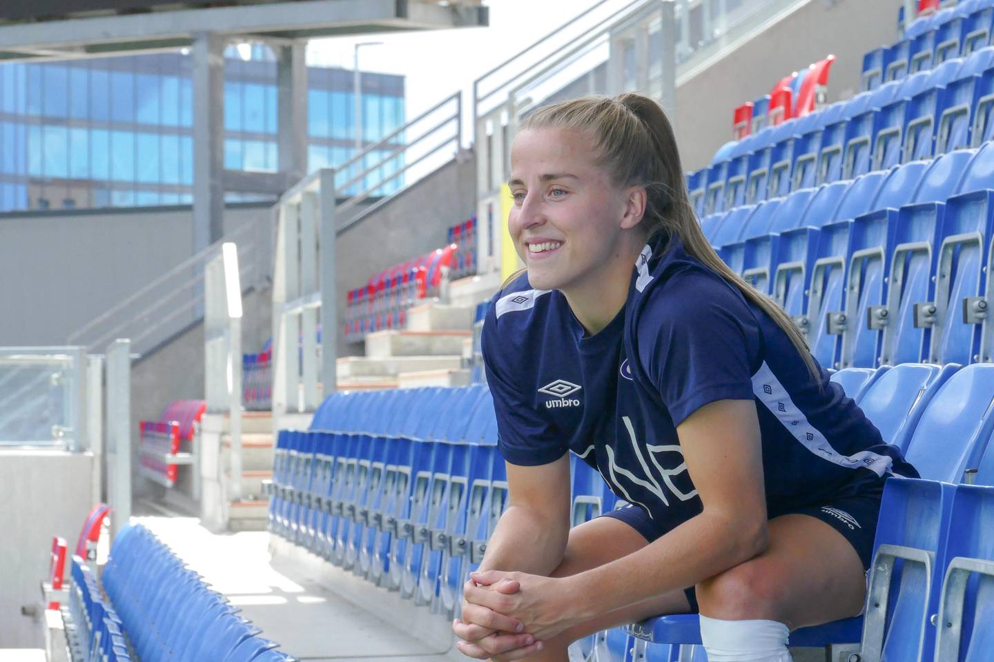 Sigrid Heien Hansen i prat med Dagsavisen på Intility Arena. Midtbanespilleren trives på sin nye hjemmebane.