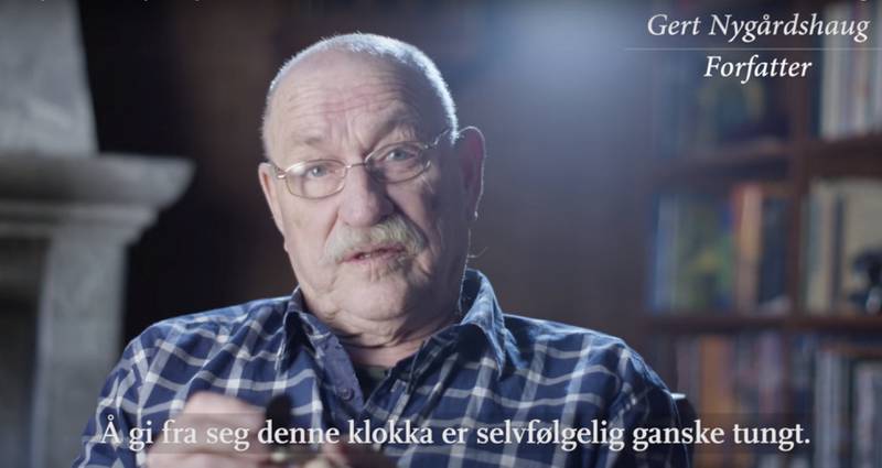 Gert Nygårdshaug har i likhet med Ane Dahl Torp og Sigrid Bonde Tusvik donert smykker til inntekt for flyktninger i en ny kampanje. FOTO: Skjermdump fra kampanjefilmen