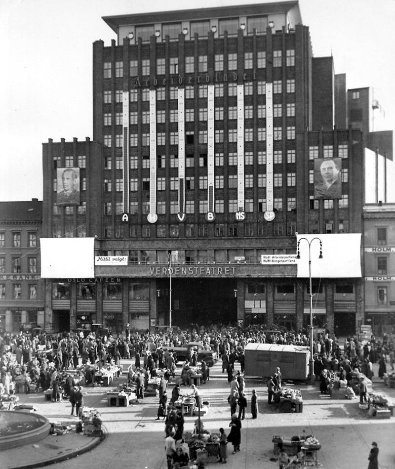 Folketeaterbygningen i 1936, to år etter at det sto ferdig. Da var det ikke penger igjen til teaterdrift, så bygget ble leid ut til Verdensteatret kino i 1935. I 1952 åpnet Folke­teateret som teater. I 1961 overtok Den norske opera.