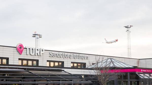 Utagerende passasjer på fly i Sandefjord
