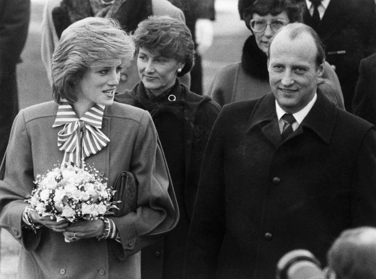 Prinsesse Diana besøkte Oslo i februar 1984. På bildet er hun sammen med det daværende kronprinsparet Sonja og Harald. Foto: NTB