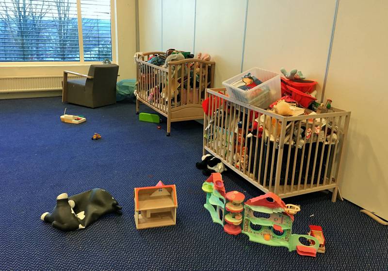 FLOMMER OVER: Folk i Røyken donerer store mengder leker, utstyr og klær til beboerne på asylmottaket.