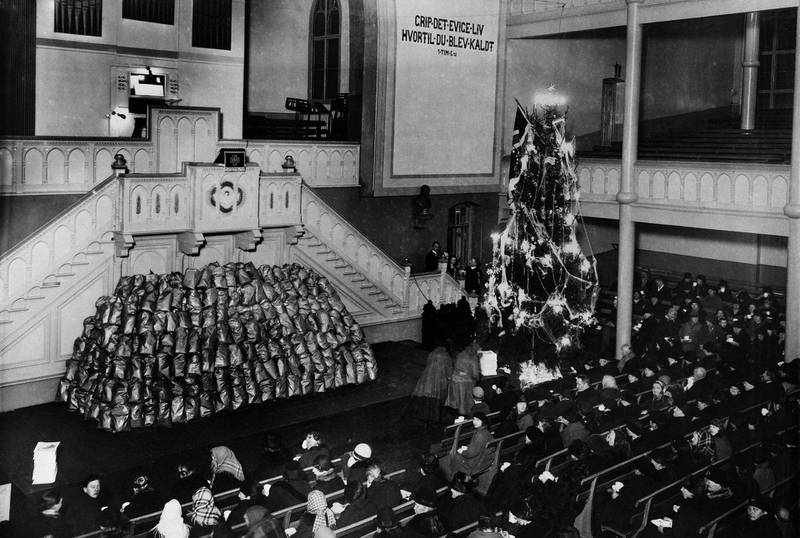 Julefester med mat og gaver var en viktig del av Indremisjonens arbeid fram til den siste julefesten i 1950. Her utdeling av julegaver i desember 1926 i Calmeyergatens Misjonshus.