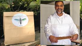 Tehrani pakker økologisk gjødsel av døde insekter og avføring fra larver 