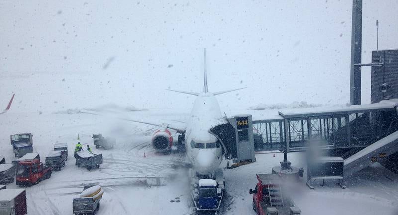 Oslo lufthavn måtte stenge rullebanene for å klare å brøyte torsdag. FOTO: ANNA NESJE/NTB SCANPIX