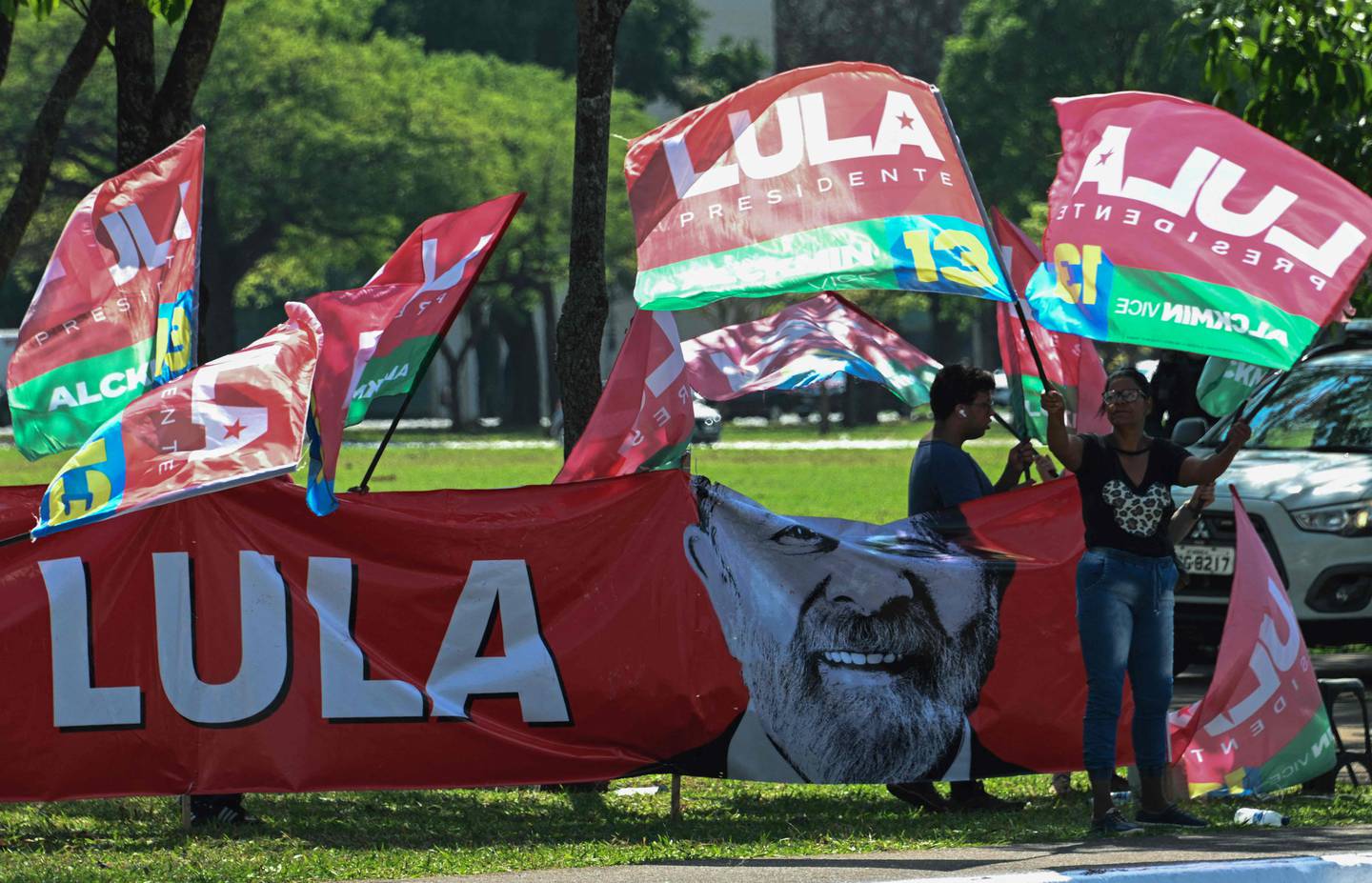 Tilhengere av Brasils ekspresident Lula har stilt opp med flagg og bannere i Brasilia i valgkampinnspurten.