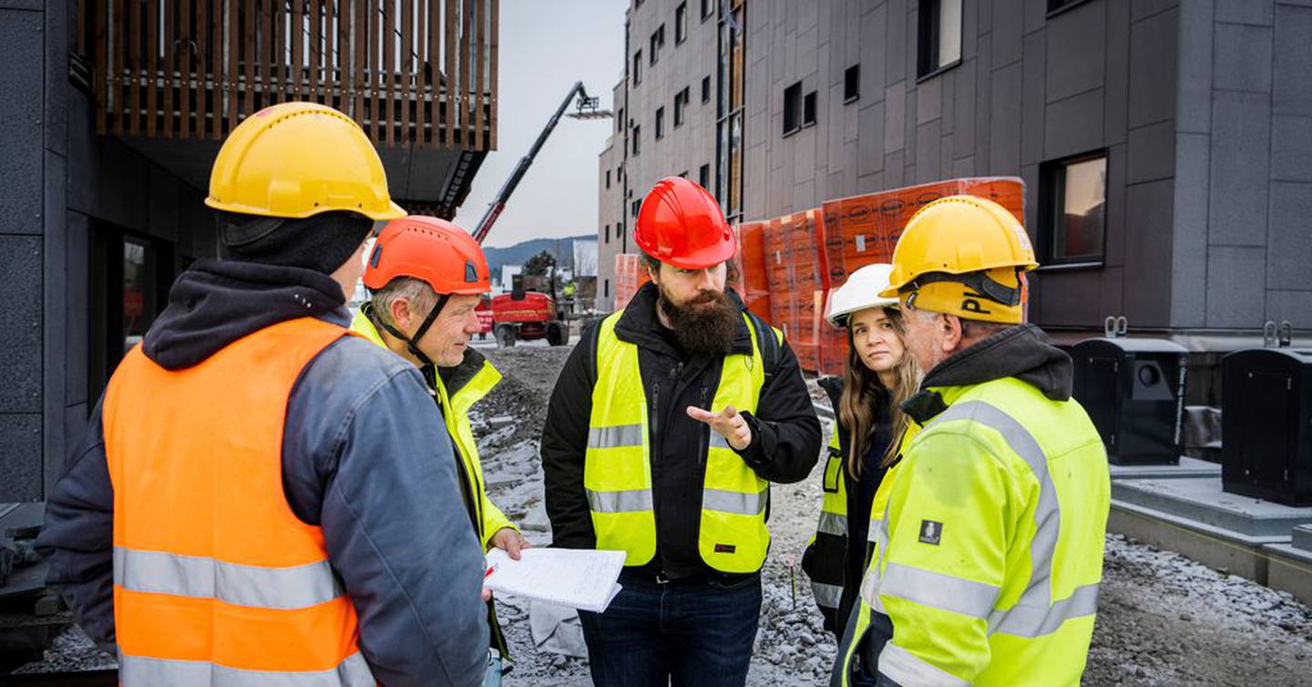 Med god hjelp fra tolken Mirek Bartnik fra Oslo Bygningsarbeiderforening (i midten) fant Lars Mamen og Hanna Kjemprud fra Fair Play Bygg mange alvorlige feil på byggeplassen Bjertnes Portal i Nittedal.