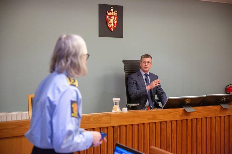 Dommer Geir Sunde Haugland besluttet å varetektsfengsle den 30 år gamle mannen i fire uker torsdag. Her i samtale med politiadvokat Nina Marthinsen.