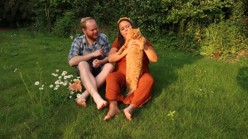 Kaos er en stor og lang katt som ekteparet Deborah og Kristian storkoser seg sammen med hjemme i hagen på Jeløy.