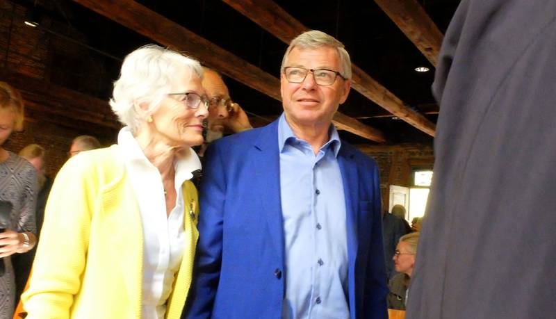 Tidligere statsminister Kjell Magne Bondevik og frue hadde tatt turen til Modum, og hilste på Erna under åpningen.