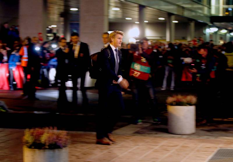 Martin Ødegaard fikk som vanlig høyest tilrop da han gikk fra spillerbussen og inn til garderoben. FOTO: VIDAR RUUD/NTB SCANPIX