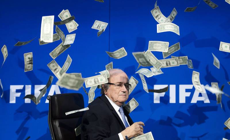 Daværende FIFA-president Sepp Blatter ble suspendert. 