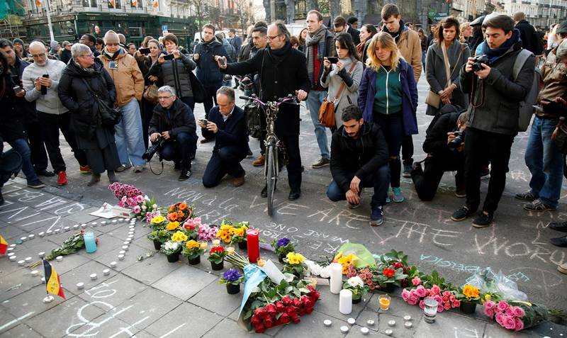 Etter terrorangrepet i Brussel tirsdag morgen dukket det utover dagen opp en rekke minneplasser rundt i byen der folk samlet seg, la ned blomster og tente lys. FOTO: REUTERS/NTB SCANPIX