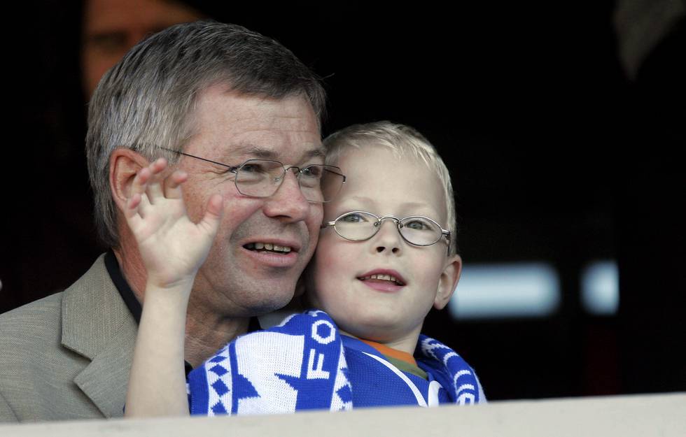 Tidligere statsminister Kjell Magne Bondevik sammen med barnebarnet Simen Bondevik under fotballkamp i 2005.