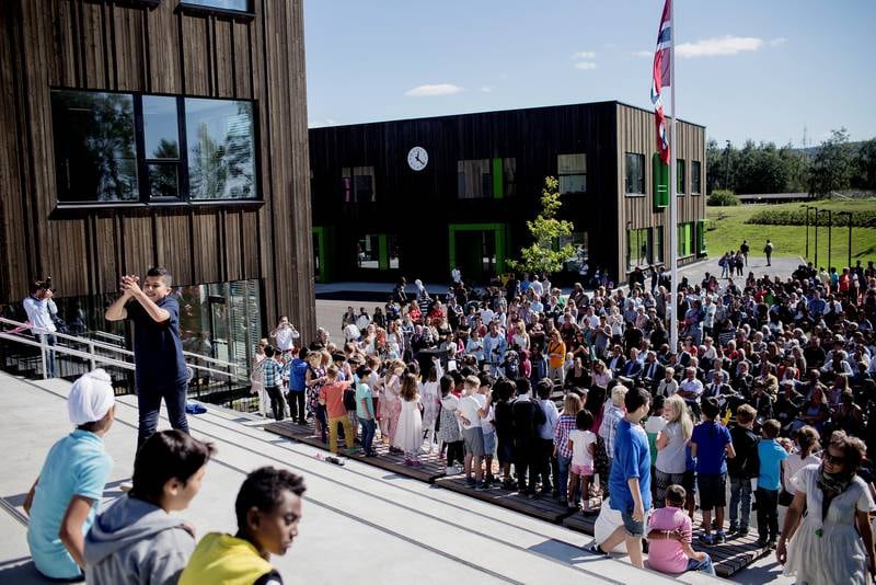 åpning: Helt nye Veitvet skole sto klart til å møte elever i begynnelsen av august. Her fra åpningsseremonien.  FOTO: Hilde Unosen