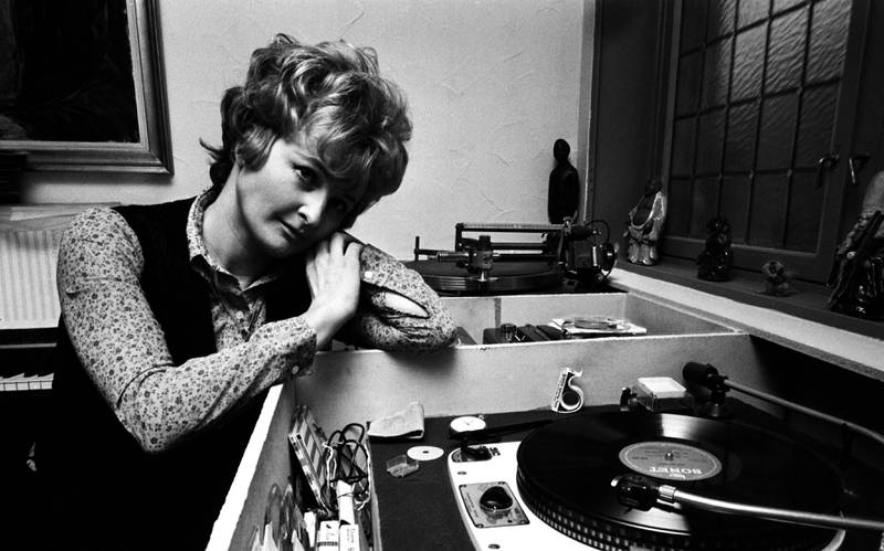 1968: Karin Krog ved grammofonen. FOTO: AAGE STORLØKKEN/AKTUELL/NTB SCANPIX
