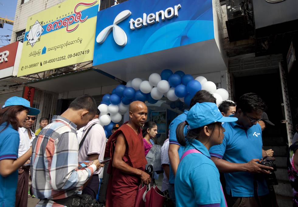 En Telenor-logo i Yangon på et bilde fra 2014. Telenor har vært en av de største utenlandske investorene i Myanmar. Foto: Khin Maung Win / AP / NTB