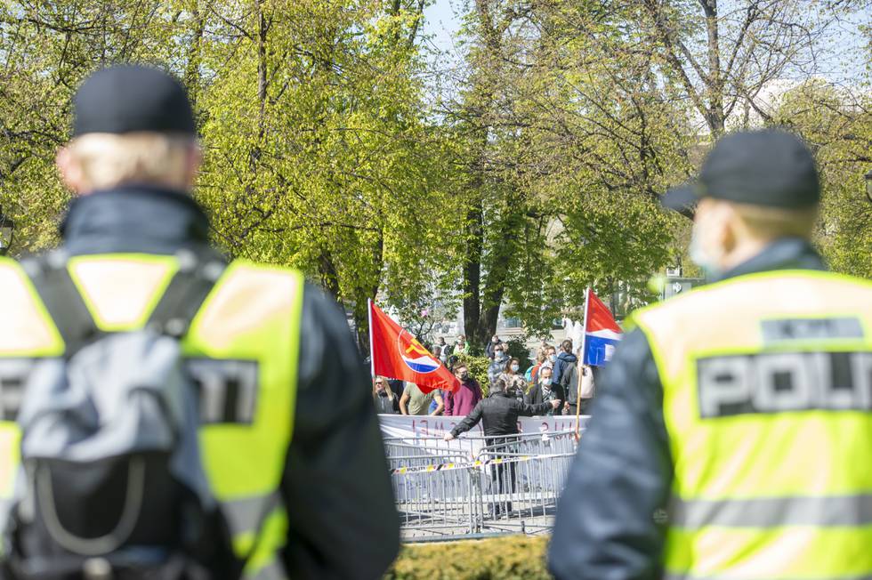 Leder i Antirasistisk Front mener det er helt uakseptabelt å bruke samfunnets ressurser på å beskytte Sians rasistiske hatpropaganda med rundt 100 politifolk. Her fra en demonstrasjon i Oslo tidligere i år.