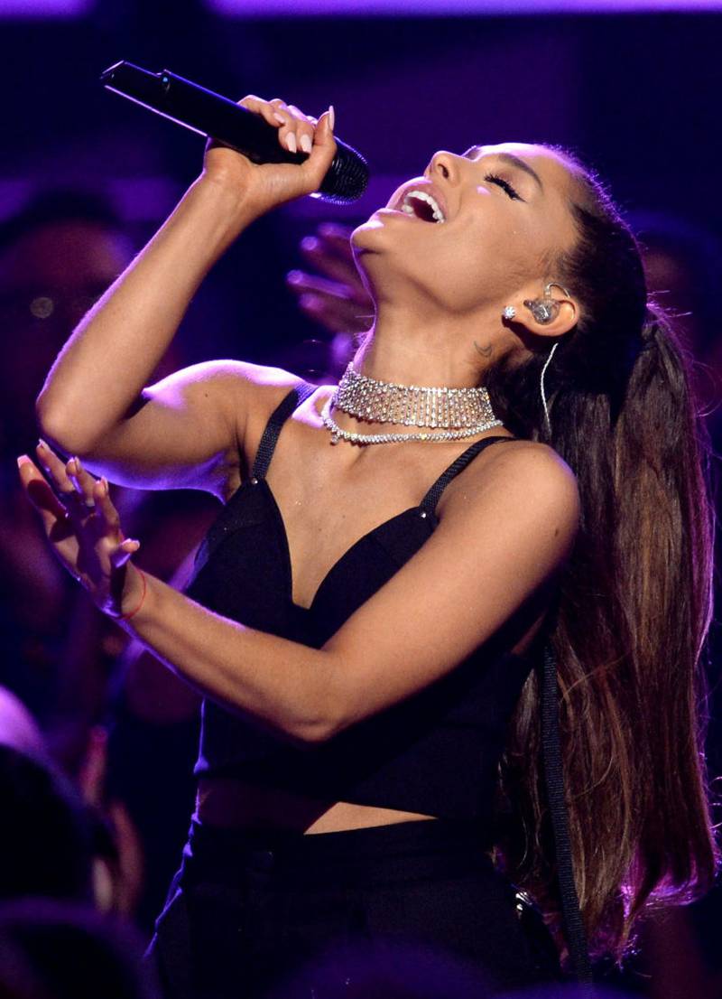 Ariana Grande står på scenen igjen søndag. FOTO: KEVIN WINTER/AFP/NTB SCANPIX