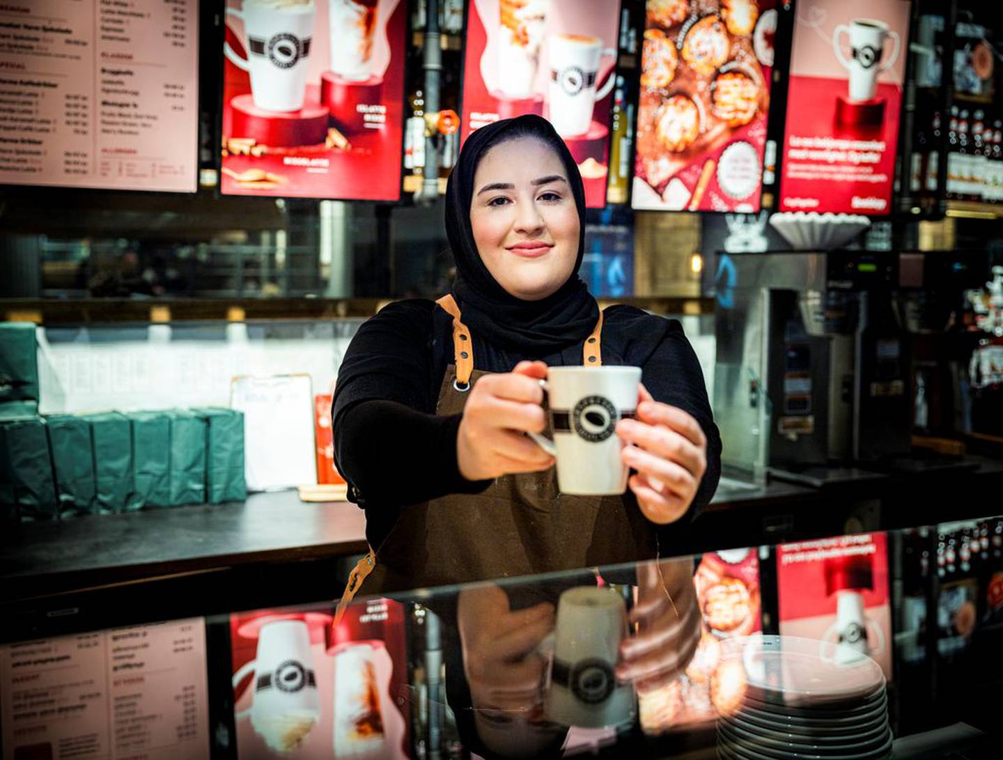 Med over 600 kunder på en vanlig dag, skal Rehana (20) og kollegaene servere mange kopper kaffe og smil hvert eneste skift.

Foto: Tormod Ytrehus/FriFagbevegelse