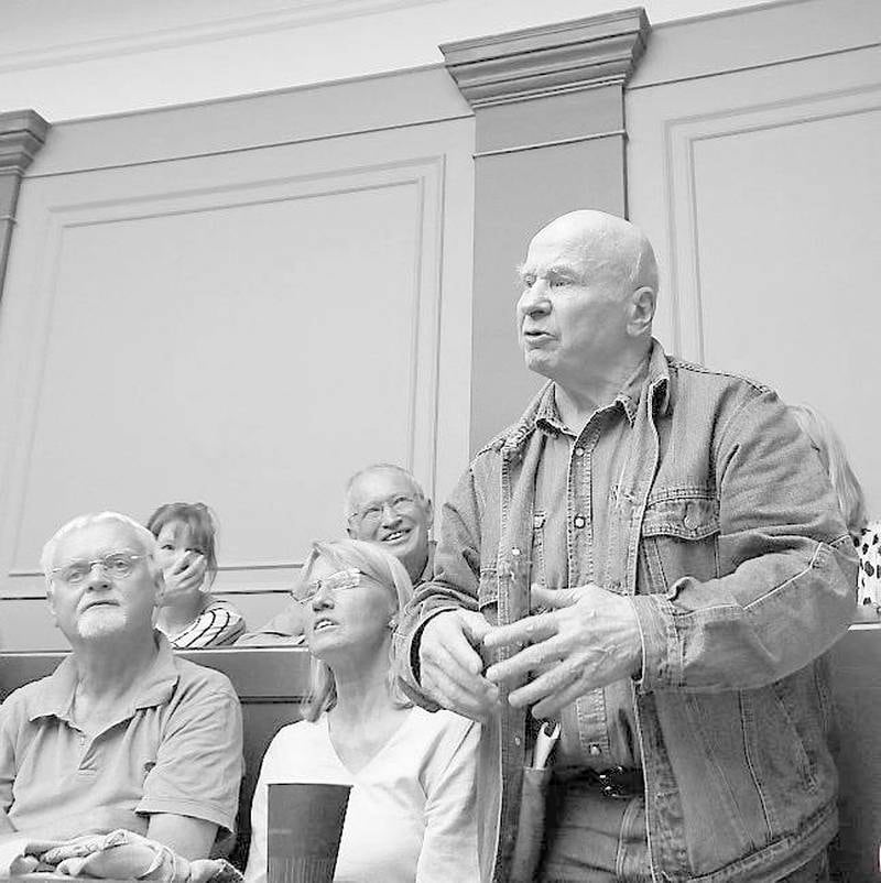 Fredrik Fasting Torgersen på ett av seminarene som tar opp hans kamp for at den 57 år gamle drapssaken skal tas opp på nytt. FOTO: PETTER MEJLÆNDER