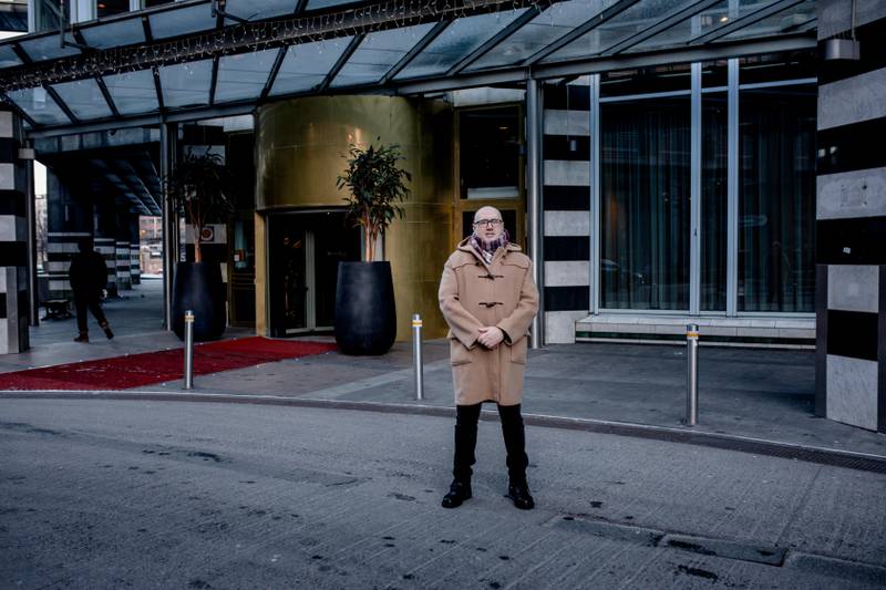 Mange av de ansatte ved Radisson Blu Plaza Hotel i Oslo har vært permittert siden mars i fjor. Dragoje Milovanovic som er hovedtillitsvalgt for YS-forbundet Parat, savner mer oppfølging både fra Nav og hotellet.