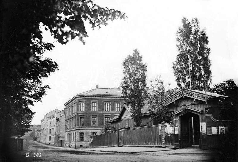 I Knut Oscar Tivanders tid fikk Klingenberg navnet Christiania Tivoli og ny hovedinngang på hjørnet av Stortings­gata og Klingenberg­gata, der Høyres hus ligger nå. Porten var inspirert av den daværende inngangen til Tivoli i København. Bildet er fra 1870–80-tallet. Stortinget sees i bakgrunnen til venstre.