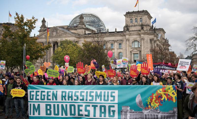 Minst 10.000 tyskere demonstrerte i Berlin søndag mot rasisme i Forbundsdagen. I dag inntar                  partiet Alternativ for Tyskland (AfD) Forbundsdagen for første gang.