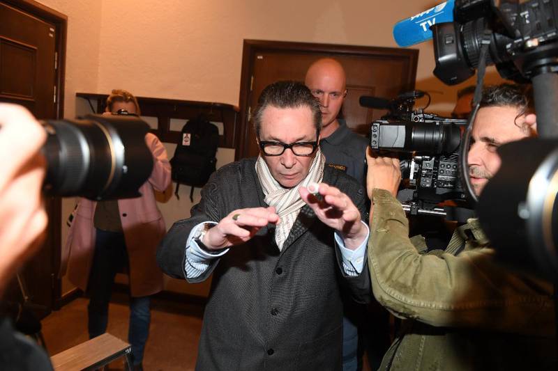 Dømt for voldtekt, anklaget for å lekke nobelprisvinnere: Akademien-tilknyttede Jean-Claude Arnault, her på vei inn i rettsalen i Stockholms tingrett