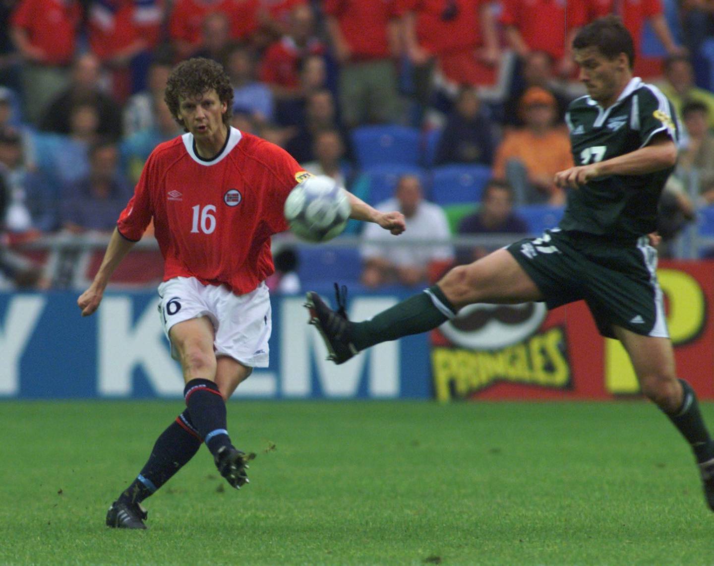 Dan Eggen i aksjon i 0-0-kampen mot Slovenia i 2000-EM.