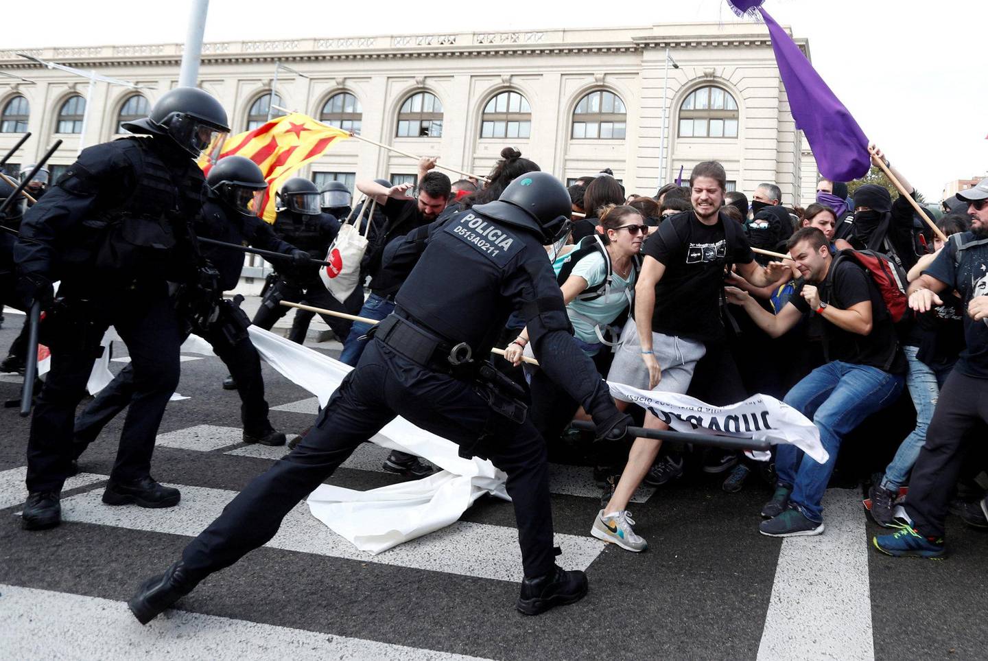 Sammenstøt mellom politi og demonstranter i Barcelona. FOTO: NTB SCANPIX