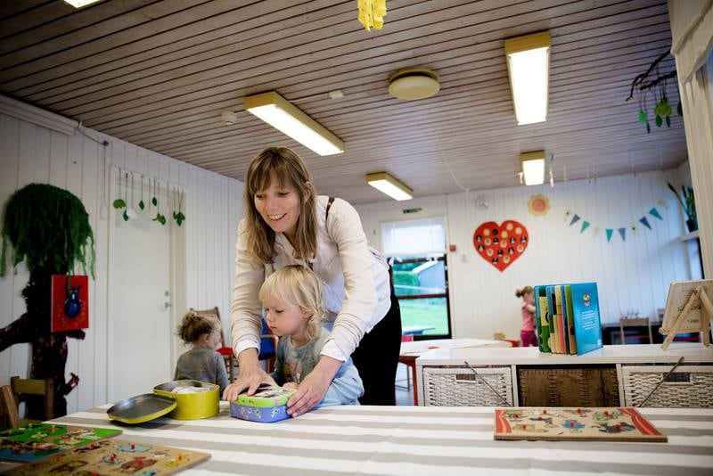 Lisbet Bjone leverer Jenny (3) i Godlia barnehage, som i høst fikk sjokkregningen fra Oslo kommune. Festeavgiften økte med 4.300 prosent. FOTO: FREDRIK BJERKNES