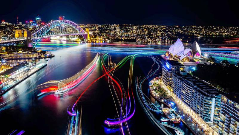 Vivid Sydney påstår at de er verdens største lysfestival – som også har fokus på nye ideer! I tre uker kan du oppleve både operahuset og havneområdet i et fyrverkeri av farger og projeksjoner.