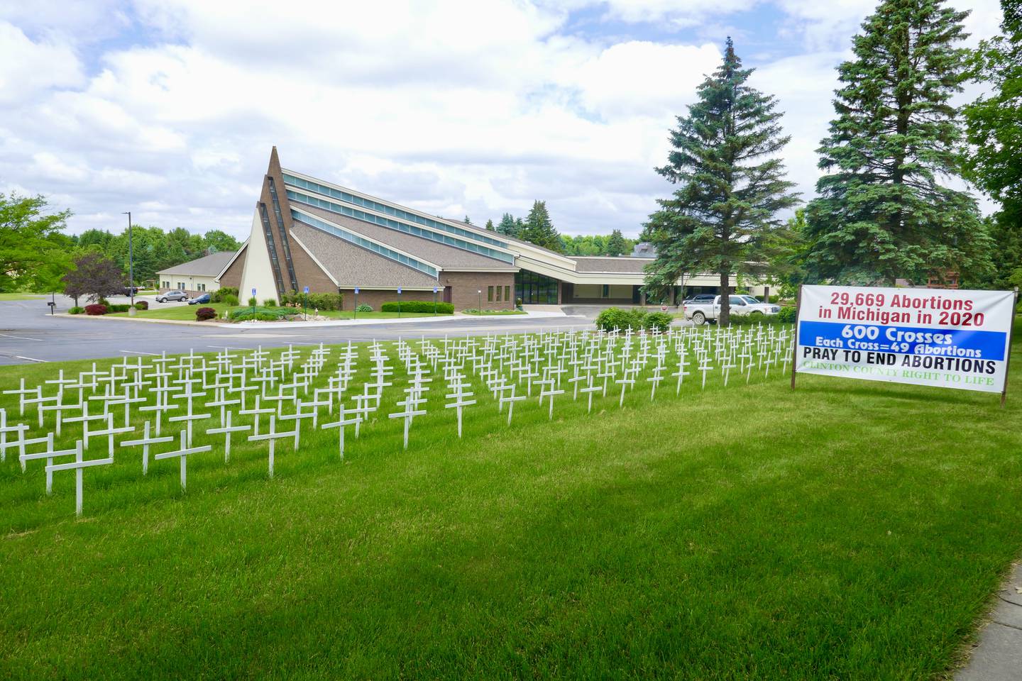 Abortmotstand kommer til syne flere steder i Michigan. En kirke har satt opp 600 hvite kors, der hvert kors skal symbolisere 49 aborter utført i delstaten i 2020.