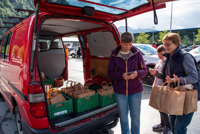 UTDELING: Lokal bonde i Førde deler ut egenprodusert mat til REKO-ringen Førde sine facebook medlemmer.