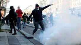 Tåregass mot koronaaktivister i Paris