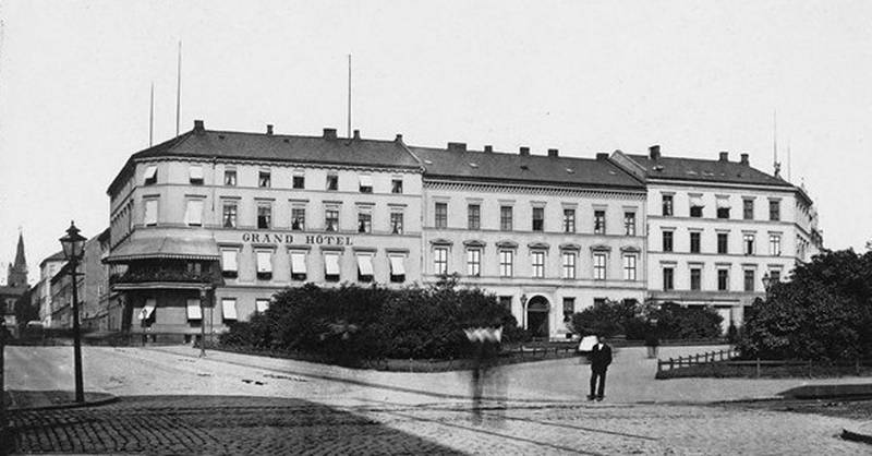 GRAND HOTEL CIRKA 1895: Ved omgjøringa til hotell fikk Heiberggården skråtak og en fjerde etasje.