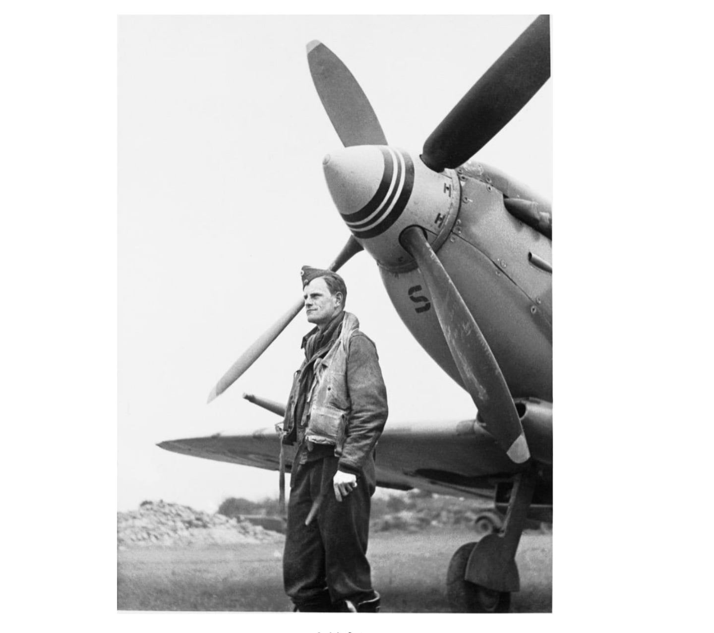29. desember 1944 skjøt også den norske fenriken Carl Jacob Stousland ned en Focke-Wulf Fw
190 over Tubbergen i okkuperte Nederland med denne Spitfiren. Flyet fikk skader i disse
luftkampene, og Stousland nødlandet på et jorde. For den unge piloten ble dette starten på den
lengste flukten gjennom okkupert område for noen alliert flyver - 79 døgn.