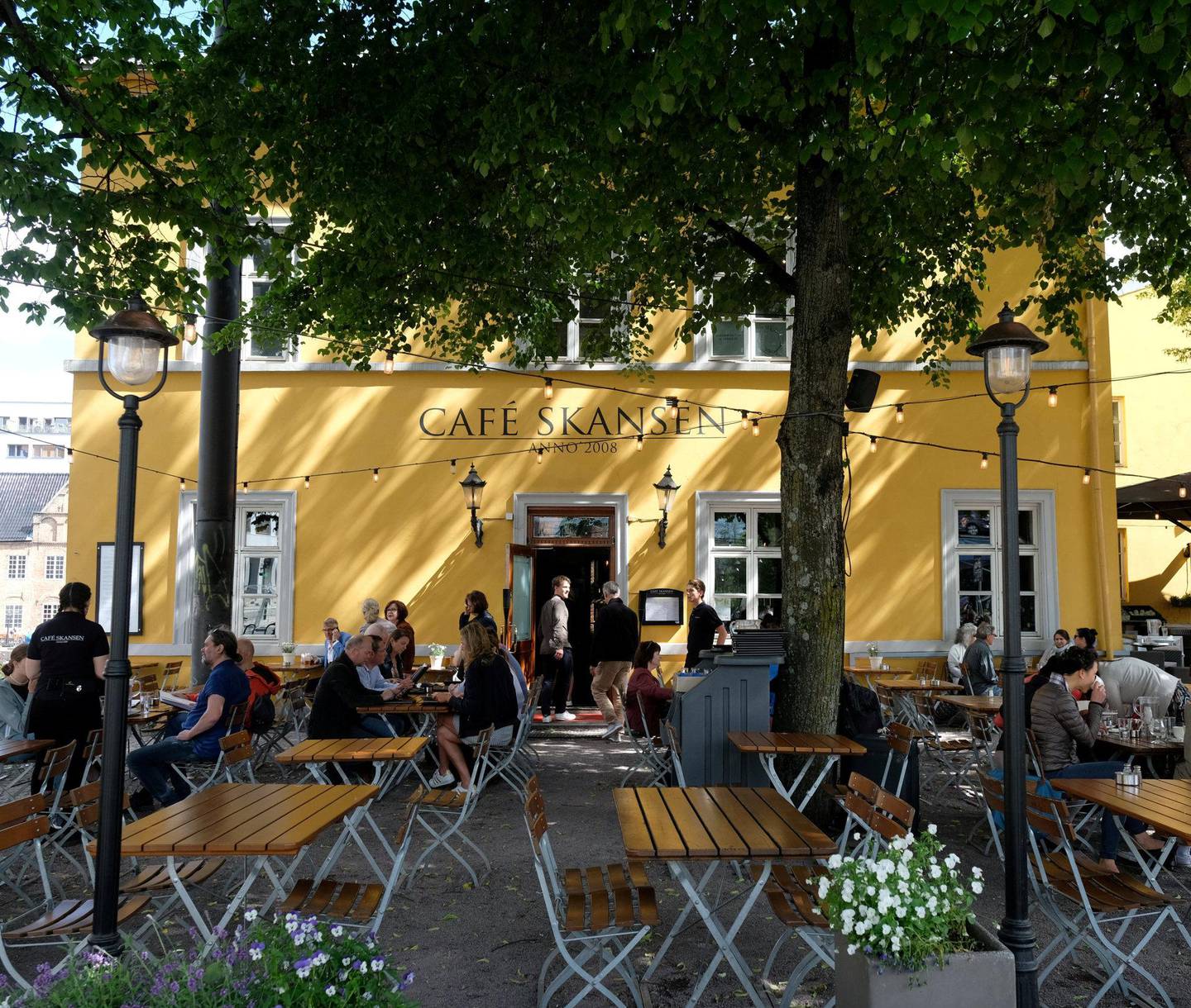 Vi trives godt på Café Skansen, men skulle ønske at det fristet mer å gå dit for matens skyld også. ALLE FOTO: BYLØVENE