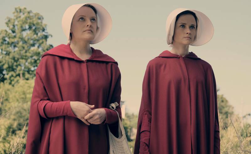 Elisabeth Moss (til venstre) ble priset for «The Handmaid's Tale». Her med (Alexis Bledel). FOTO: HBO