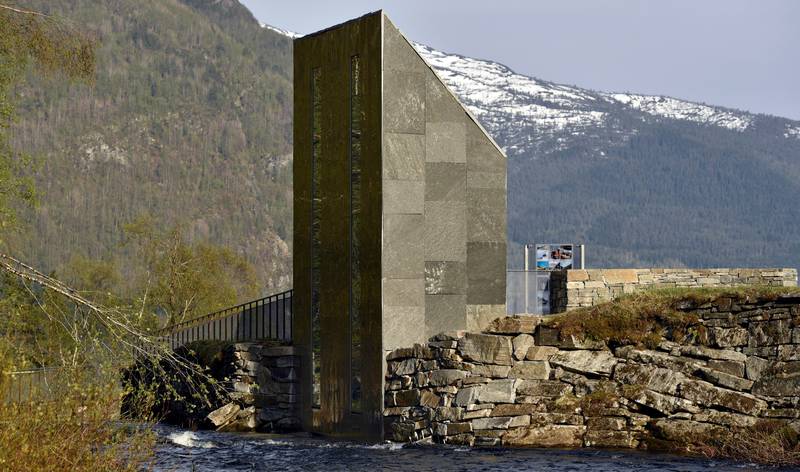 Fra dette splitter nye toalettet har du utsikt rett ut i Skjervfossen i Hardanger. Det er nettopp åpnet et flott anlegg med utsiktsplattformer og gangstier. Arkitekt: Fortunen/Nils Johan Mannsåker.