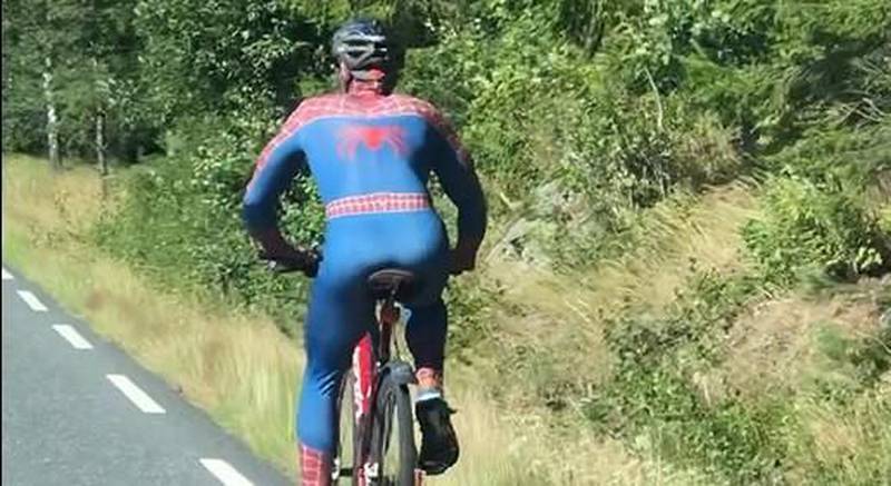Dagsavisens journalist kjørte forbi en syklende «Spiderman» i sommer.