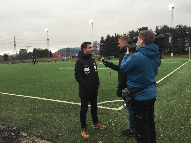 Sportssjef Jørgen Ingebrigtsen intervjues av TV2 på Valle.