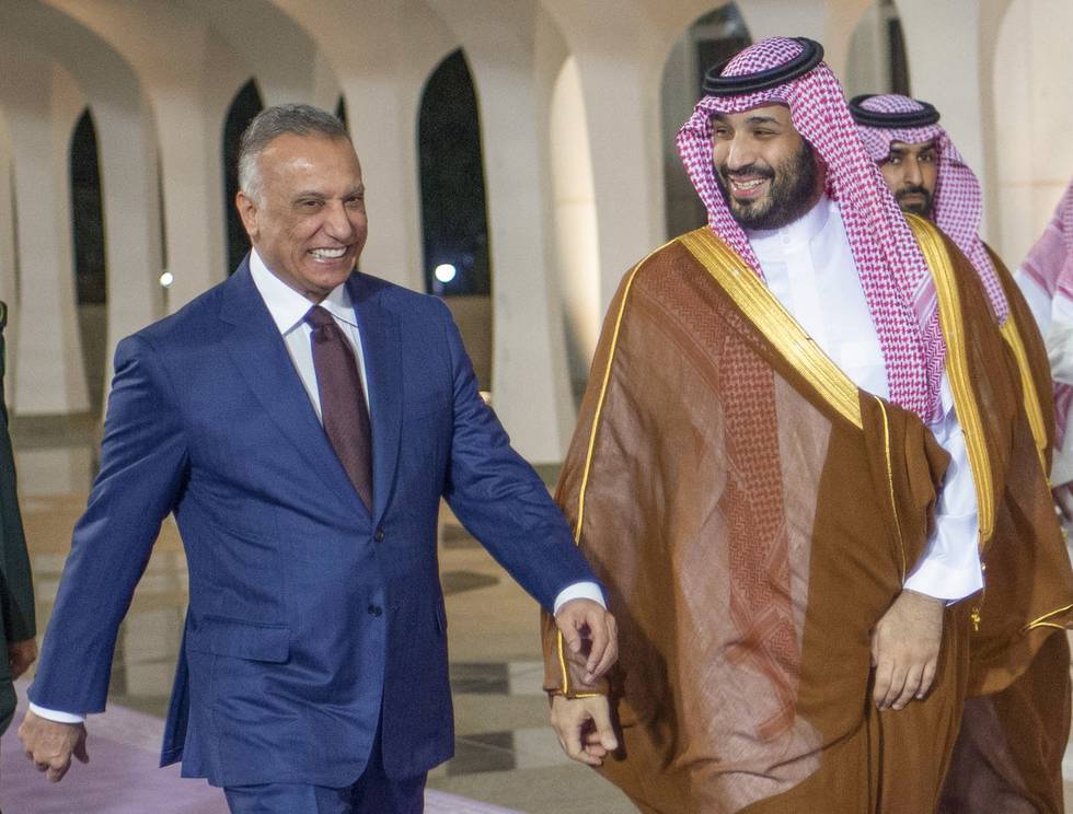 Iraks statsminister Mustafa al-Kadhimi ble tatt imot av Saudi-Arabias mektige kronprins Mohammed bin Salman da han ankom Jidda lørdag. Foto: Det saudiske hoffet / AP / NTB