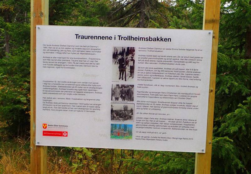TIL MINNE: Infotavla om Traurennene i Trollheimsbakken ble avduket lørdag.