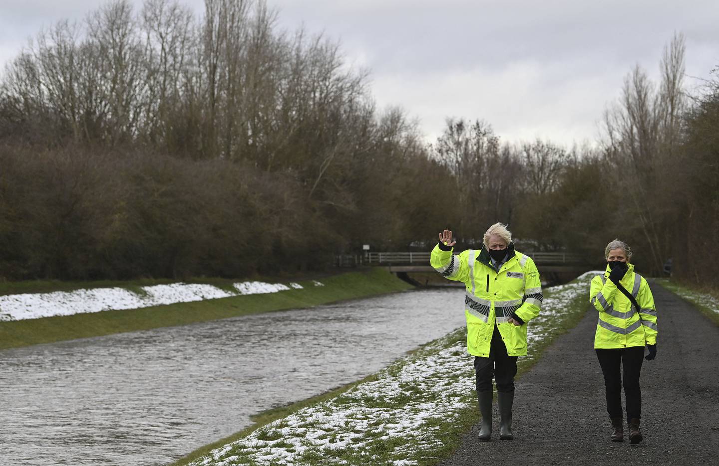 Daværende statsminister Boris Johnson sjekker flomsikringen ved en elvebredd i januar 2021. Etter Brexit innførte han dessuten regler som lar britiske vannverk pumpe kloakken rett i elva så lenge de mener det kan bli storm – også om stormen aldri kommer. Resultatet er forurensede vannveier i hele Storbritannia.
